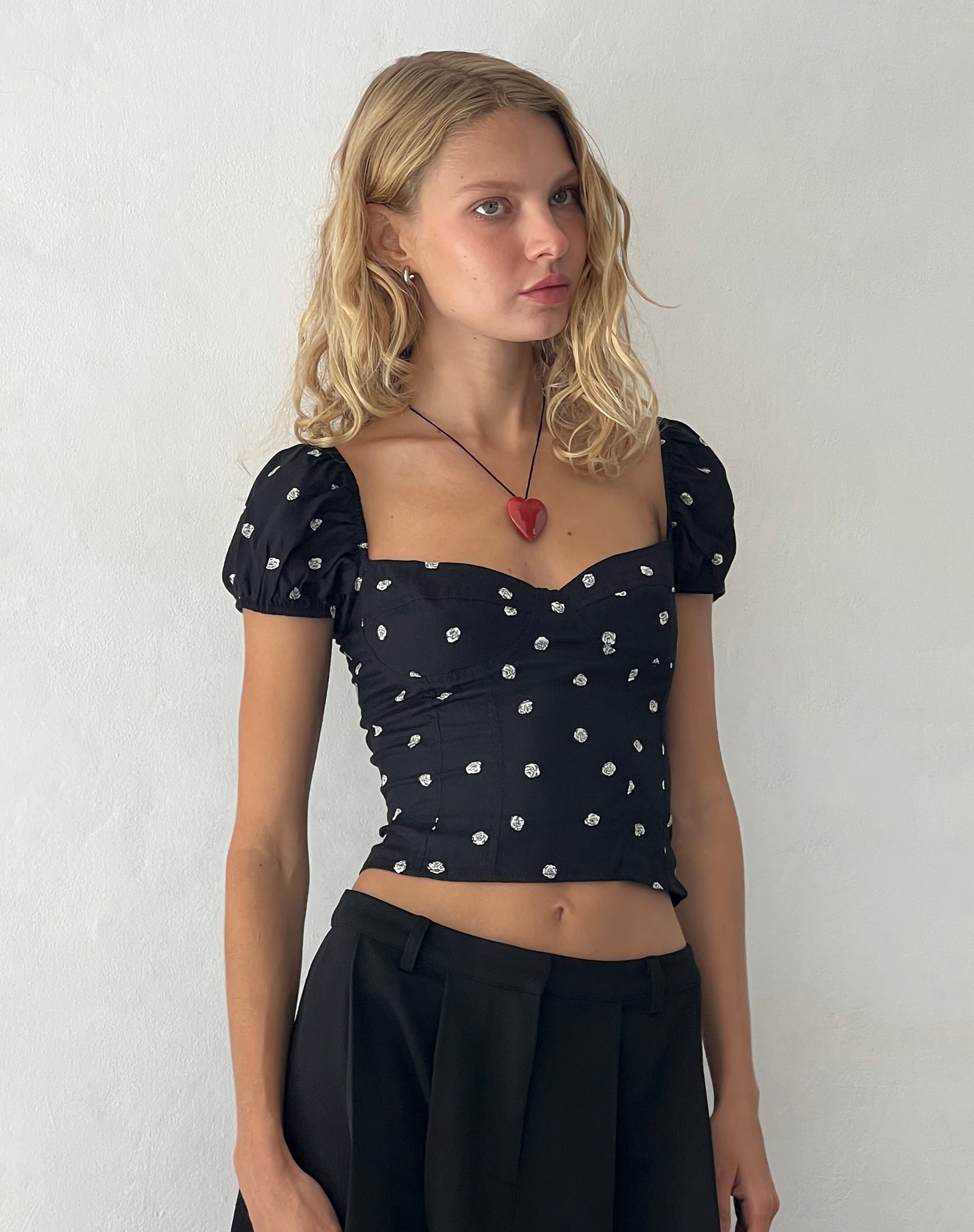 Leify Sweetheart Top in Ditsy Rose Black – fashion Vibe
